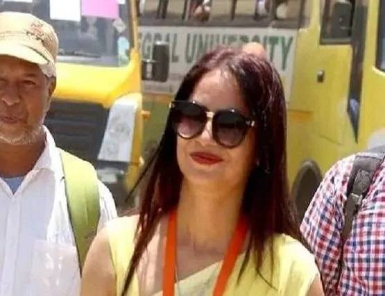 फिर चर्चा में पीली साड़ी वाली पोलिंग अफसर, सेल्फी के लिए मची होड़