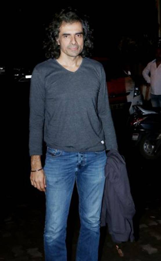 सांड की आंख-मेड इन चाइना की स्क्रीनिंग, स्टाइलिश लुक में दिखे सितारे