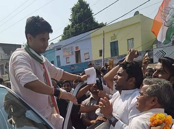 पीएम मोदी-अमित शाह के पोस्टर में नजर आए सिंधिया