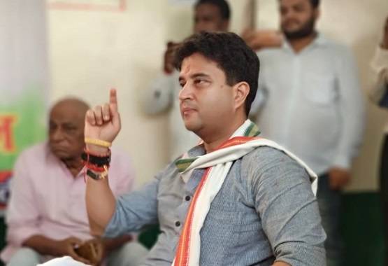 पीएम मोदी-अमित शाह के पोस्टर में नजर आए सिंधिया