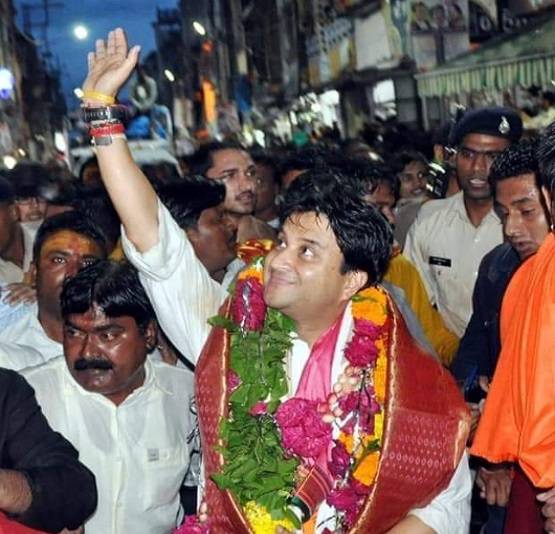 पीएम मोदी-अमित शाह के पोस्टर में नजर आए सिंधिया