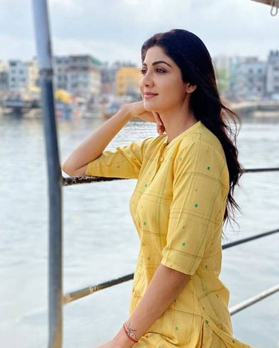 दुर्गाष्टमी पर श‍िल्पा ने कन्याओं को ख‍िलाया हलवा-पूरी, शेयर की फोटो