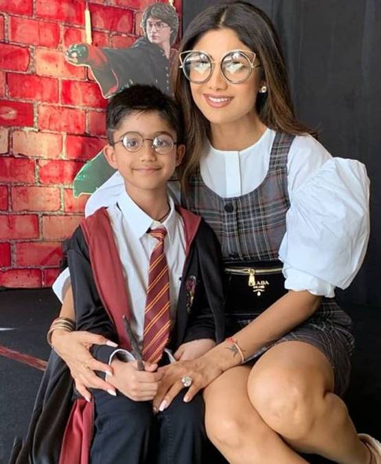 दुर्गाष्टमी पर श‍िल्पा ने कन्याओं को ख‍िलाया हलवा-पूरी, शेयर की फोटो