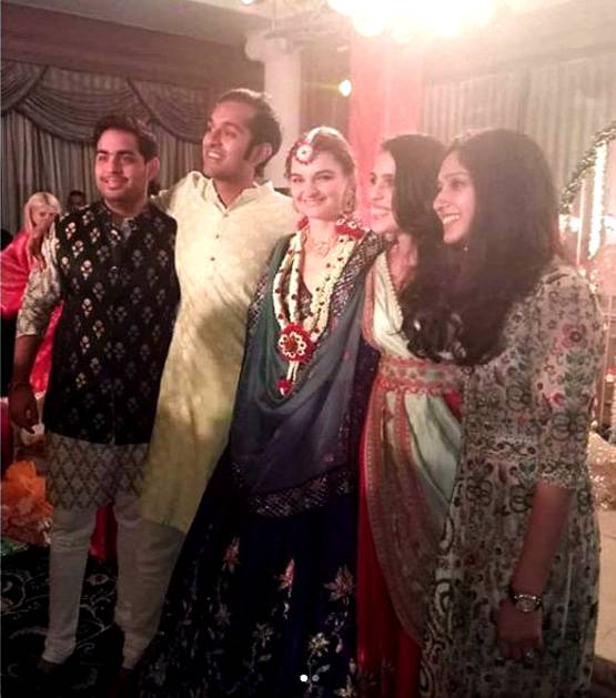 आकाश-श्लोका के दोस्त की शादी में अंबानी परिवार, खूब किया डांस