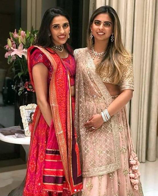 आकाश-श्लोका के दोस्त की शादी में अंबानी परिवार, खूब किया डांस