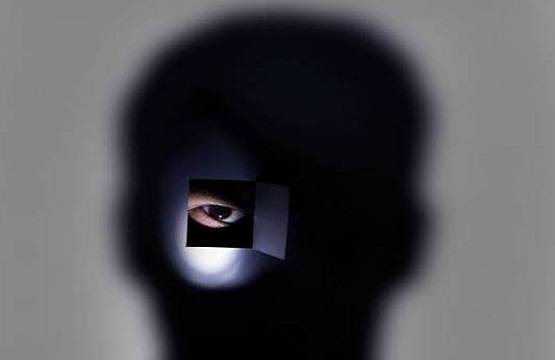 कार के बोनट पर रोमांस करता दिखा न्यूड कपल, तस्वीरें वायरल