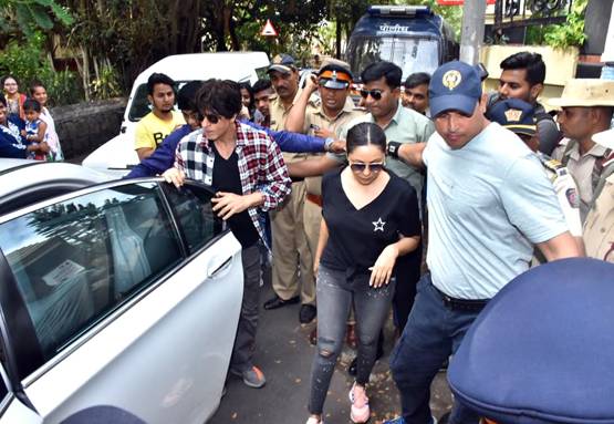 मुंबई में सितारों ने किया मतदान, दीपिका पादुकोण-ऋतिक रोशन ने डाला वोट