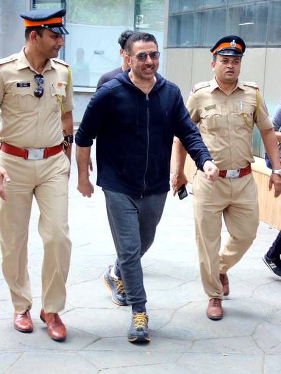 मुंबई में सितारों ने किया मतदान, दीपिका पादुकोण-ऋतिक रोशन ने डाला वोट