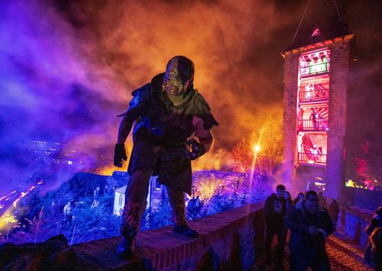 कैसे शुरू हुई लड़कों में भूत और लड़कियों में चुड़ैल बनने की सनक