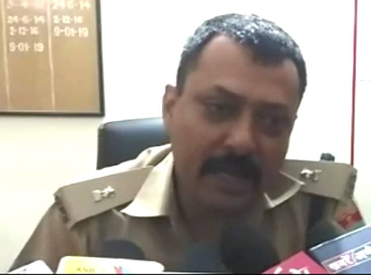 10 साल के बच्चे ने गले में कारतूस की बेल्ट डाल घोड़े पर लगाया चक्कर