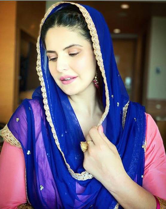 फिल्म के प्रमोशन के दौरान दिखा जरीन खान का ग्लैमरस लुक, Photos