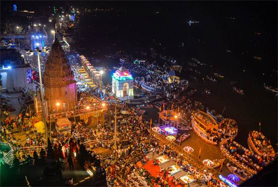 देव दीपावली पर वाराणसी के घाटों पर अद्भुत नजारा, उमड़ा जनसैलाब