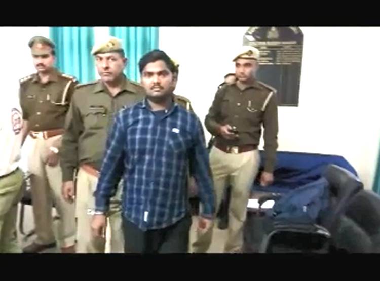 गर्लफ्रेंड को बुलाकर बनाए संबंध, हत्या कर 18वीं मंज‍िल से फेंका