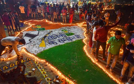 देव दीपावली पर वाराणसी के घाटों पर अद्भुत नजारा, उमड़ा जनसैलाब