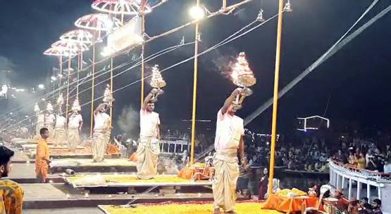 देव दीपावली पर वाराणसी के घाटों पर अद्भुत नजारा, उमड़ा जनसैलाब
