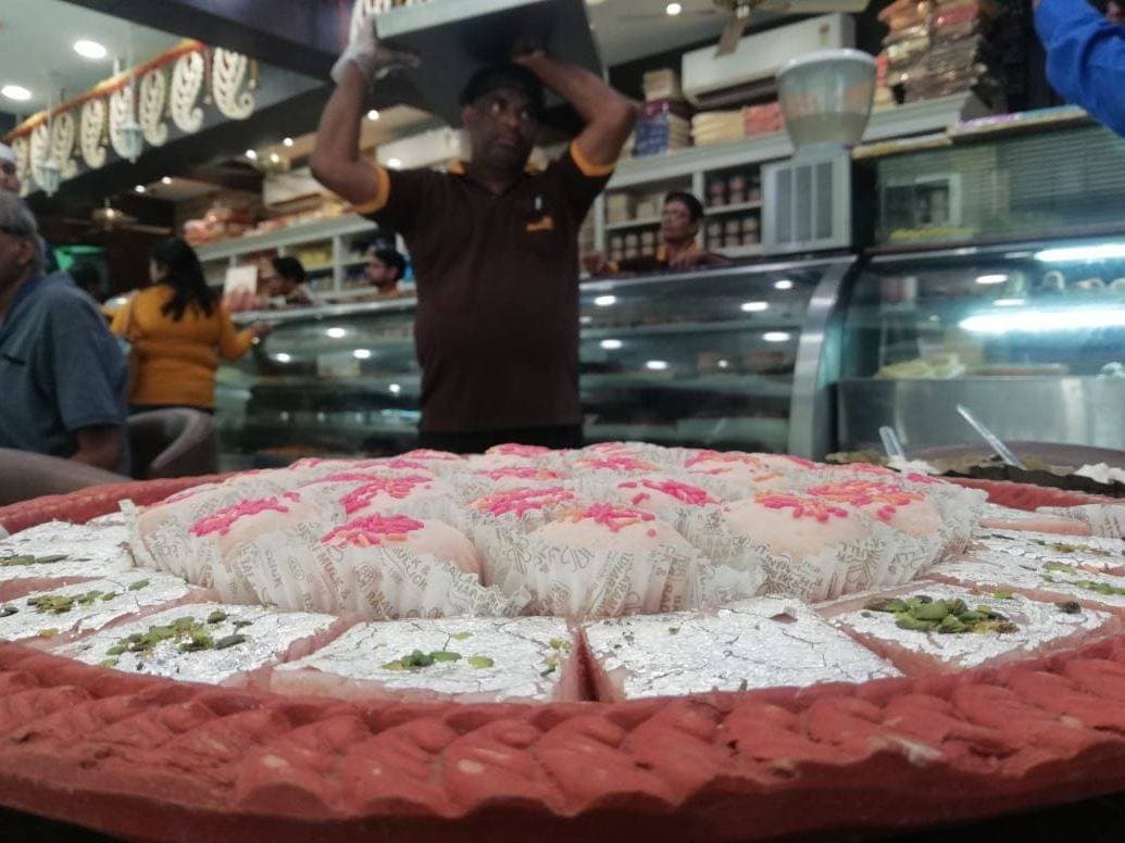 मैच से पहले पिंक सिटी बना कोलकाता, बाजार में आई गुलाबी मिठाई