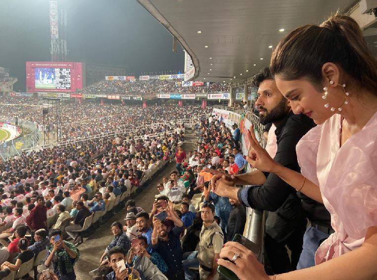 पिंक ड्रेस में ईडन पहुंचीं नुसरत, डे नाइट टेस्ट में इंडिया को किया चीयर