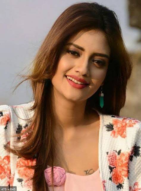 पिंक ड्रेस में ईडन पहुंचीं नुसरत, डे नाइट टेस्ट में इंडिया को किया चीयर