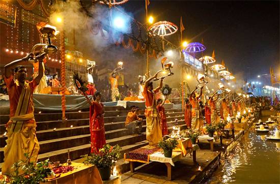 देव दीपावली पर वाराणसी के घाटों पर अद्भुत नजारा, उमड़ा जनसैलाब