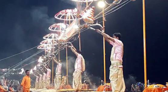 देव दीपावली पर वाराणसी के घाटों पर अद्भुत नजारा, उमड़ा जनसैलाब