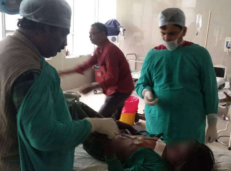 12 साल की बच्ची के पेट में घुसा हंसिया, डॉक्टरों ने ऐसे बचाई जान