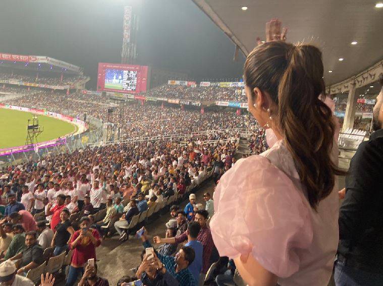 पिंक ड्रेस में ईडन पहुंचीं नुसरत, डे नाइट टेस्ट में इंडिया को किया चीयर