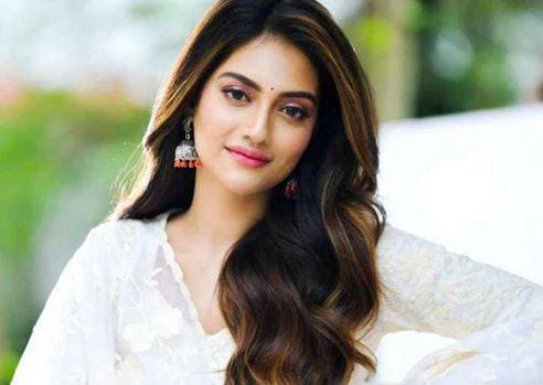 पिंक ड्रेस में ईडन पहुंचीं नुसरत, डे नाइट टेस्ट में इंडिया को किया चीयर