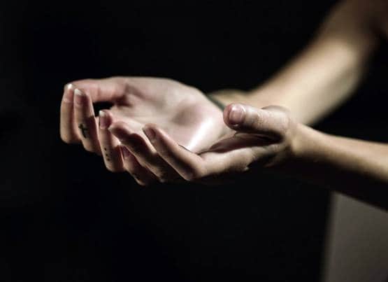 जानिए, आपके बारे में क्या बताता है आपकी हथेली का रंग?