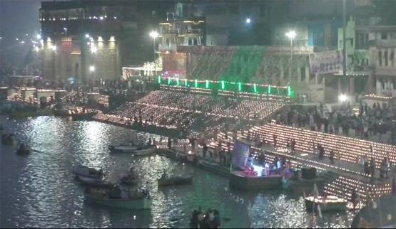 देव दीपावली पर वाराणसी के घाटों पर अद्भुत नजारा, उमड़ा जनसैलाब