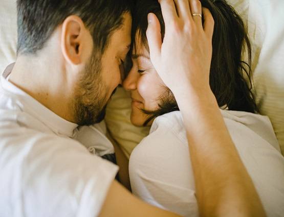 कैसी है भारतीयों की सेक्स लाइफ? अब 18 से पहले ज्यादा लोग खो रहे वर्जिनिटी