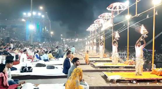 देव दीपावली पर वाराणसी के घाटों पर अद्भुत नजारा, उमड़ा जनसैलाब