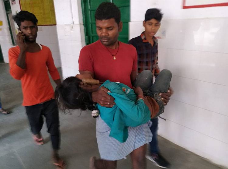 12 साल की बच्ची के पेट में घुसा हंसिया, डॉक्टरों ने ऐसे बचाई जान