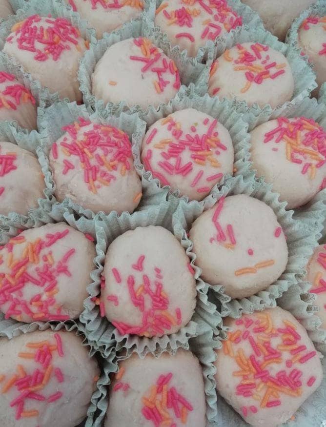 मैच से पहले पिंक सिटी बना कोलकाता, बाजार में आई गुलाबी मिठाई