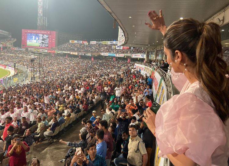 पिंक ड्रेस में ईडन पहुंचीं नुसरत, डे नाइट टेस्ट में इंडिया को किया चीयर