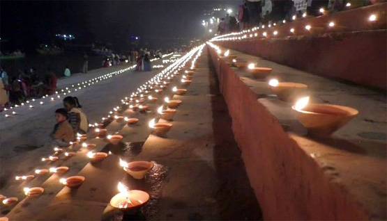 देव दीपावली पर वाराणसी के घाटों पर अद्भुत नजारा, उमड़ा जनसैलाब