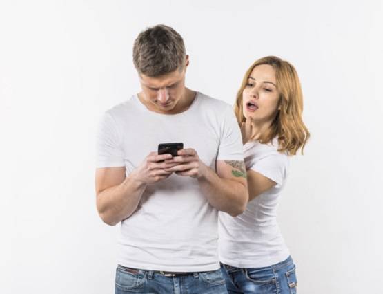 पोर्न देखने में पुरुषों से पीछे नहीं हैं भारतीय महिलाएं, सामने आई सच्चाई