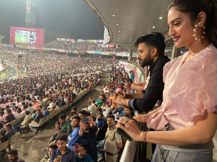 पिंक ड्रेस में ईडन पहुंचीं नुसरत, डे नाइट टेस्ट में इंडिया को किया चीयर