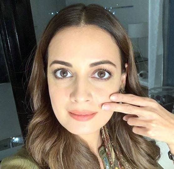 दिया मिर्जा की सेल्फी में नजर आए इमरान खान, फैंस ने पूछा- क्या हो गया हाल