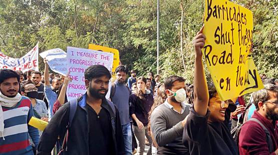 गरीबी और निराशा: फीस बढ़ने से घर लौटने को मजबूर JNU के ये छात्र