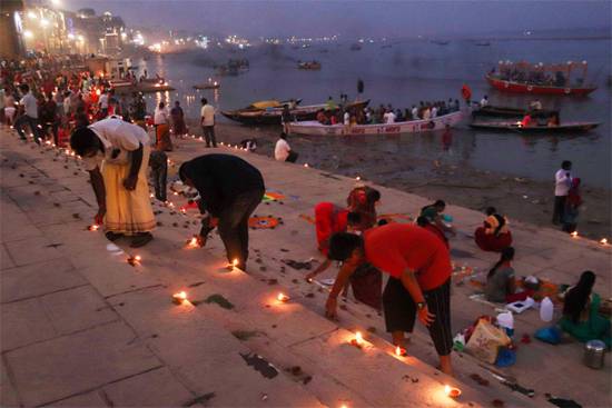 देव दीपावली पर वाराणसी के घाटों पर अद्भुत नजारा, उमड़ा जनसैलाब
