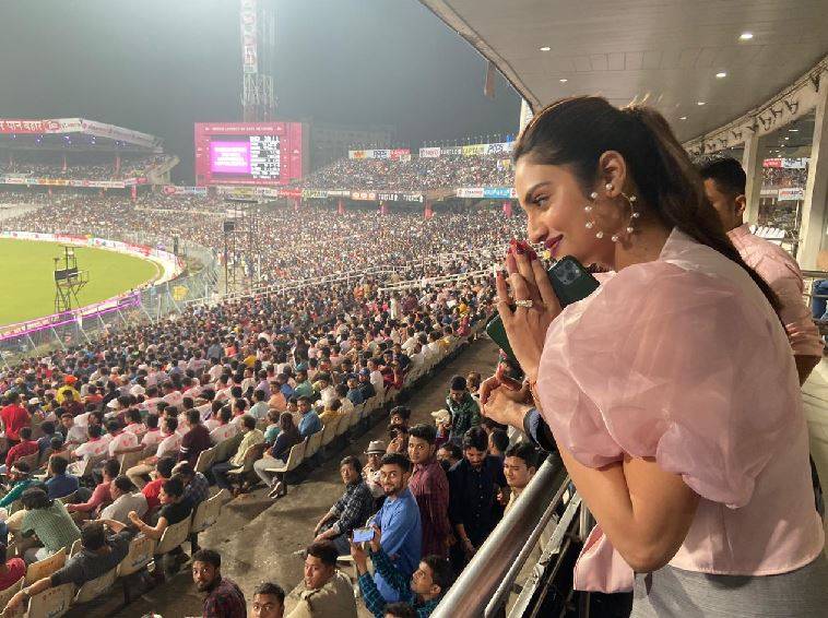 पिंक ड्रेस में ईडन पहुंचीं नुसरत, डे नाइट टेस्ट में इंडिया को किया चीयर