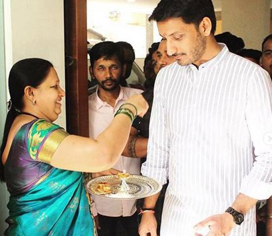 इतने करोड़ के मालिक हैं अजित पवार के बेटे पार्थ, यहां से की पढ़ाई