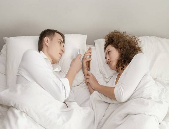 पोर्न देखने में पुरुषों से पीछे नहीं हैं भारतीय महिलाएं, सामने आई सच्चाई