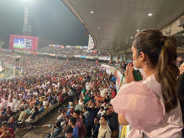 पिंक ड्रेस में ईडन पहुंचीं नुसरत, डे नाइट टेस्ट में इंडिया को किया चीयर