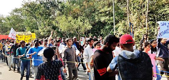 गरीबी और निराशा: फीस बढ़ने से घर लौटने को मजबूर JNU के ये छात्र