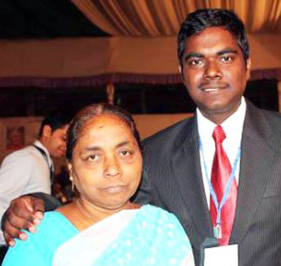 किसी ने बेटे को किया दूर, किसी ने लगाया पंक्चर, ऐसे बने IAS अफसर