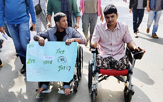 गरीबी और निराशा: फीस बढ़ने से घर लौटने को मजबूर JNU के ये छात्र