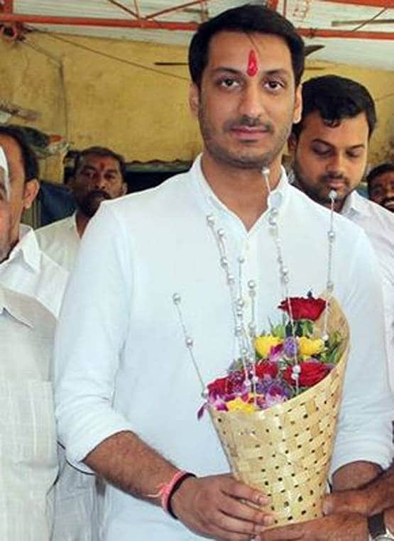 इतने करोड़ के मालिक हैं अजित पवार के बेटे पार्थ, यहां से की पढ़ाई