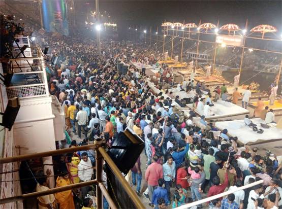 देव दीपावली पर वाराणसी के घाटों पर अद्भुत नजारा, उमड़ा जनसैलाब