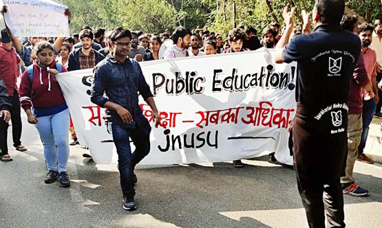 गरीबी और निराशा: फीस बढ़ने से घर लौटने को मजबूर JNU के ये छात्र